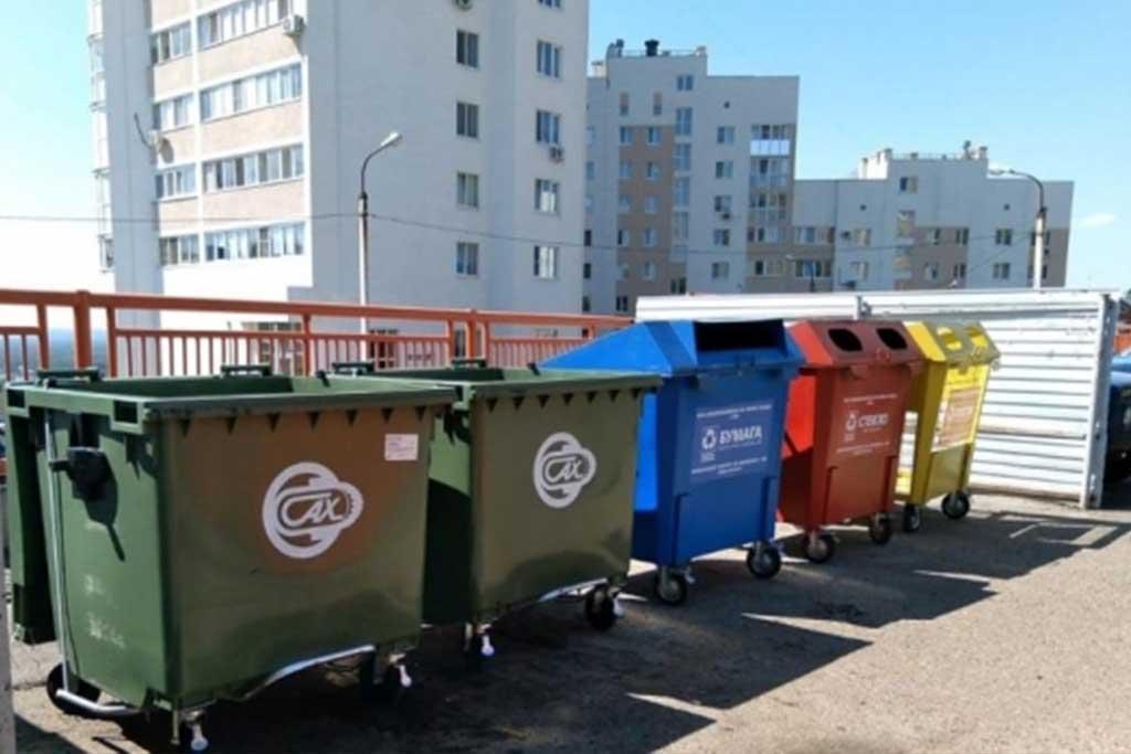 На площадке установлены контейнеры, предполагающие сортировку мусора