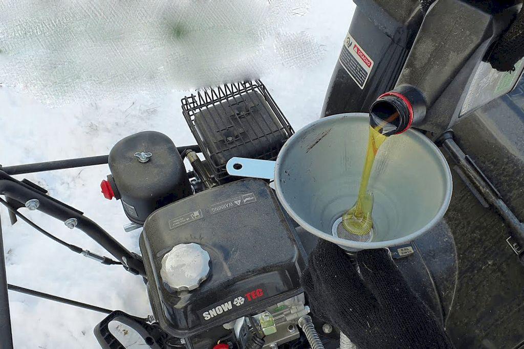 Заправка снегоуборщика маслом