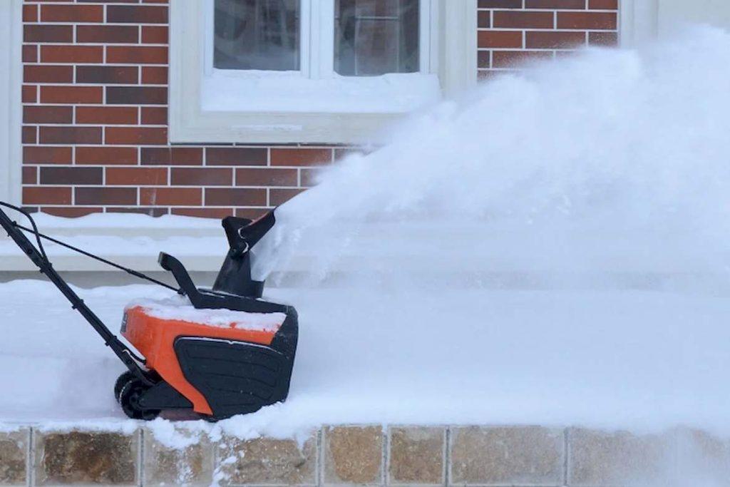 Снегоуборочная машина с шнеком