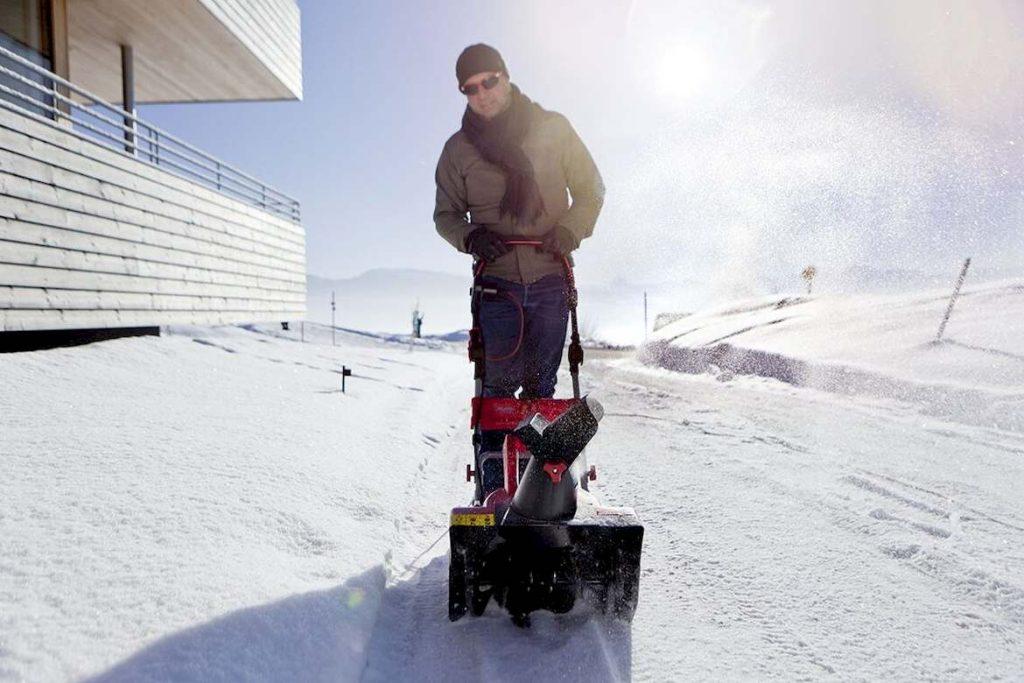 Можно ли работать со снегоуборщиком при очень низких температурах