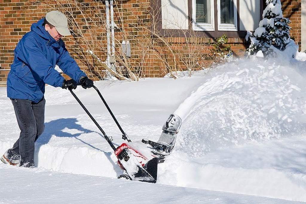 Самодельный снегоуборщик из триммера своими руками