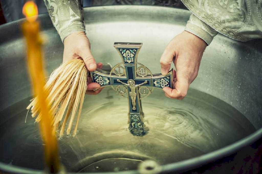 Нужно ли промывать зеркало святой водой?