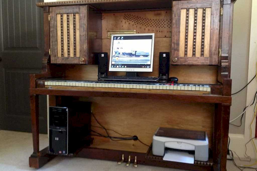 Компьютерный стол из пианино