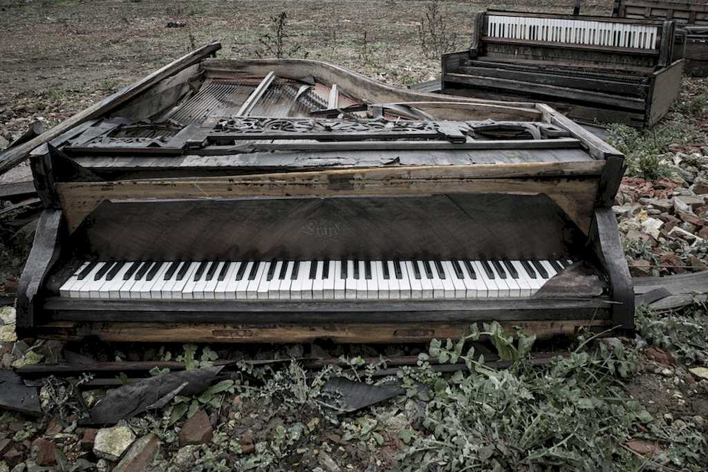Пианино на мусорке